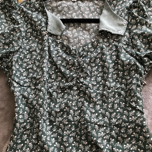 Sage green and white floral midi dress size medium - Picture 7 of 8
